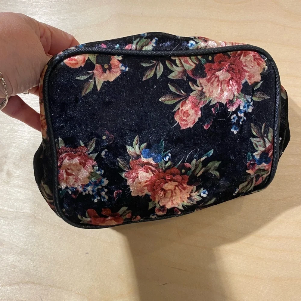 Under One Sky Floral Velvet Women's Cosmetic Bag (MG)